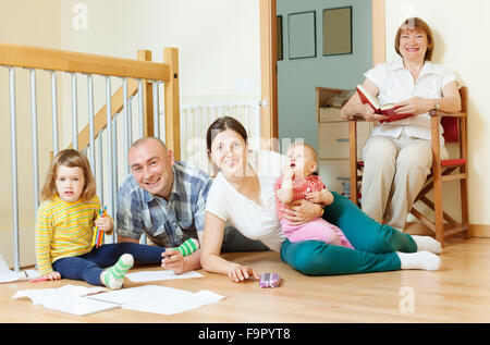 Heureux trois générations famille avec deux enfants bénéficiant à l'étage dans maison ensemble Banque D'Images