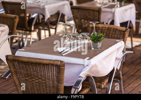 Tables de restaurant confortable prêt au service. Petit coup de poignée Banque D'Images