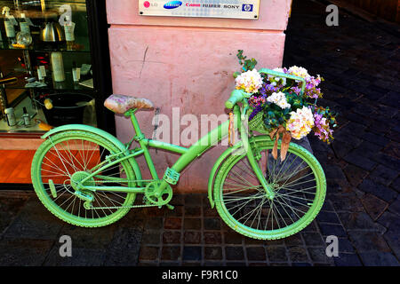 Gibraltar bicyclette verte et panier de fleurs annonce Banque D'Images