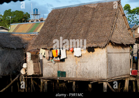 Petite maison en bois avec Nipa fermer la fenêtre sortir sur pilotis et de l'eau Banque D'Images