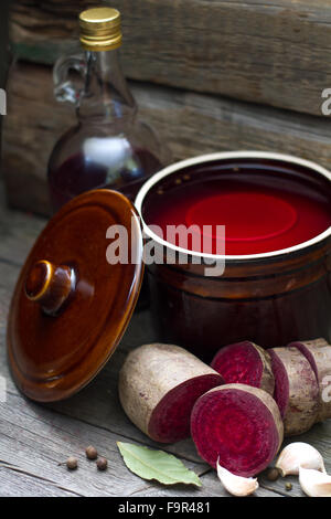 Betteraves marinées et des jus sur cartes vintage dans la cuisine Banque D'Images