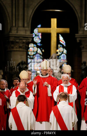 Prêtre ordinations à la cathédrale Notre-Dame de Paris. Banque D'Images