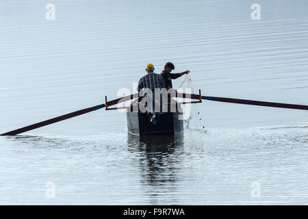 La pêche traditionnelle sur le lac Kerkini, tôt le matin, la Grèce du Nord. Banque D'Images