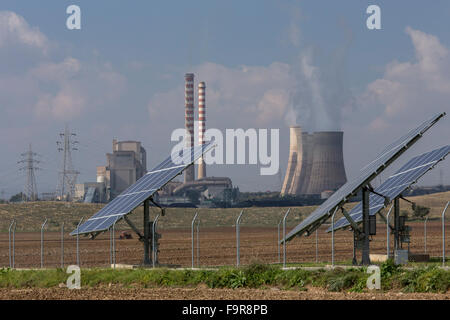 Les panneaux solaires et les centrales au charbon polluantes (lignite) power station au-delà, d'Aghios Dimitrios, nr. Kozani, Grèce du Nord. Plus grande puissance Banque D'Images