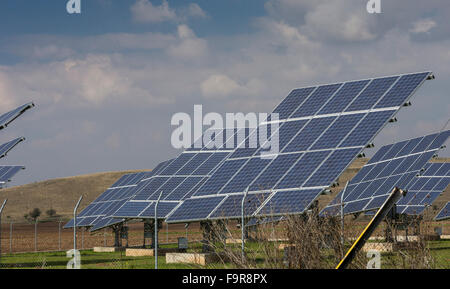 Les panneaux solaires et les centrales au charbon polluantes (lignite) power station au-delà, d'Aghios Dimitrios, nr. Kozani, Grèce du Nord. Plus grande puissance Banque D'Images