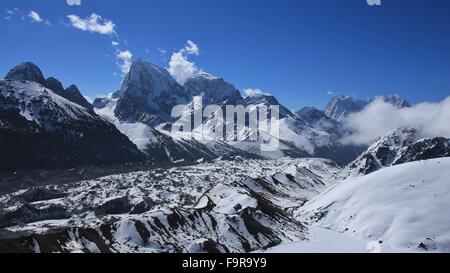 Vue depuis Gokyo Ri, Glacier Ngozumba et hautes montagnes Banque D'Images