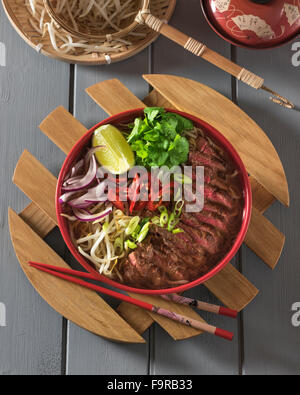 Ramen boeuf. Bouillon de viande épicé avec du bœuf et nouilles. La nourriture japonaise Banque D'Images