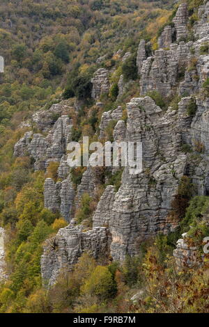 Pinnacles rock dans la vallée de la rivière Voidhomatis, Gorge de Vikos, ci-dessous Koukouli ; Parc National de vikos Aoos-, Zagori, Epirus Banque D'Images