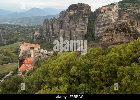 Le Saint Monastère de Rousanou et le conglomérat pinacles de météores, Thessalie, Grèce. Banque D'Images