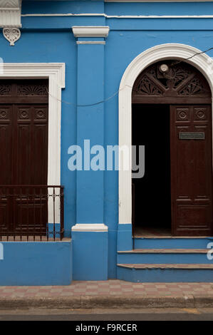 Mur de pierre bleue, maison coloniale avec porte ouverte en bois brun à Grenade Banque D'Images