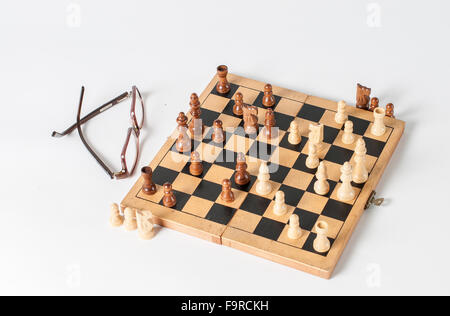 le plateau de jeu d'échecs est photographié sur une base blanche Banque D'Images