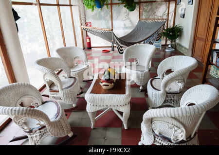 Chaise en rotin et table avec hamac dans une chambre Banque D'Images