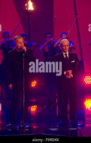 Berlin, Allemagne. 25Th Dec 2015. Musicien Herbert Groenemeyer (L) et le chanteur José Carreras effectuer à l'hôtel Estrel à Berlin, Allemagne, 17 décembre 2015. Le 21e Gala de José Carreras a eu lieu à Berlin. Photo : Klaus-Dietmar Gabbert/dpa/Alamy Live News Banque D'Images