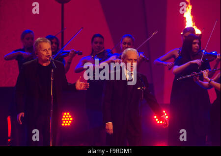 Berlin, Allemagne. 25Th Dec 2015. Musicien Herbert Groenemeyer (L) et le chanteur José Carreras effectuer à l'hôtel Estrel à Berlin, Allemagne, 17 décembre 2015. Le 21e Gala de José Carreras a eu lieu à Berlin. Photo : Klaus-Dietmar Gabbert/dpa/Alamy Live News Banque D'Images