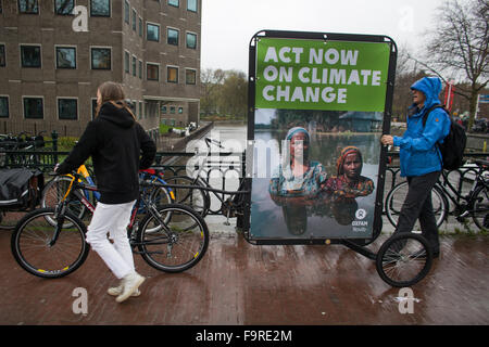 Plusieurs milliers de manifestants ont démontré aujourd'hui (29 nov 2015) à Amsterdam contre l'actuel climat politique. La semaine prochaine, le Sommet international sur le climat commence à Paris. Banque D'Images