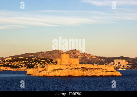 Vue sur le phare et l'île d'If à Marseille en France au coucher du soleil Banque D'Images