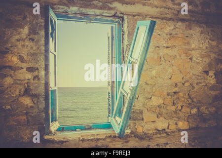 Vieille fenêtre cassée avec vue sur mer Banque D'Images