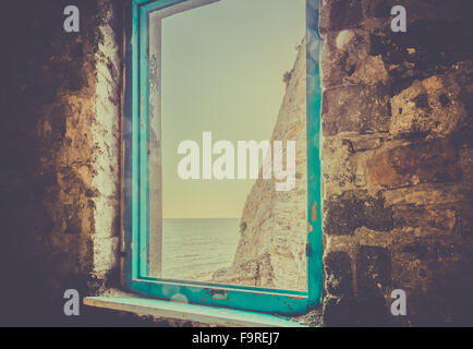 Vieille fenêtre cassée avec vue sur mer Banque D'Images