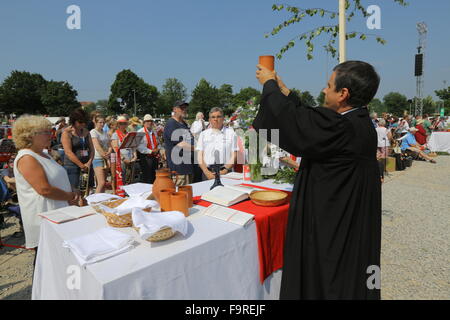 Stuttgart, Allemagne. 07Th Juin, 2015. Le pasteur de lever une coupe de vin derrière un autel au service de clôture du 35ème Congrès de l'Eglise protestante allemande Banque D'Images