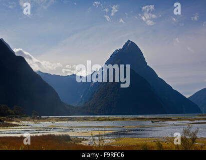 Milford Sound à au nord-ouest de la ville. Le triangle en forme de Mitre Peak est 1 692 m (5 551 ft) au-dessus du niveau de la mer. Banque D'Images