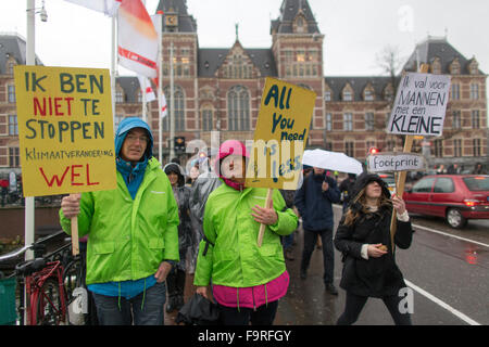 Plusieurs milliers de manifestants ont démontré aujourd'hui (29 nov 2015) à Amsterdam contre l'actuel climat politique. La semaine prochaine, le Sommet international sur le climat commence à Paris. Banque D'Images