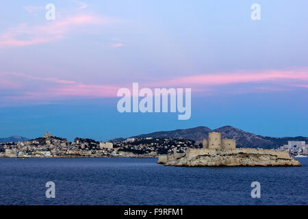 Vue sur Marseille et le château d'If en France dans la soirée Banque D'Images