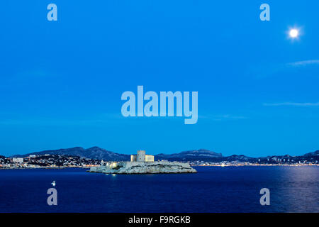 Vue sur Marseille et le château d'If en France dans la soirée Banque D'Images