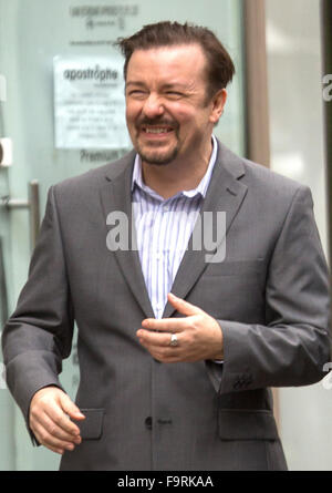 Ricky Gervais, avec comme David Brent, films une scène de son prochain film 'La vie sur la route". Dans cette scène, David Brent est d'essayer de vendre son album intitulé "Avance" sur les rues de Soho. Avec : Ricky Gervais Où : London, United K Banque D'Images