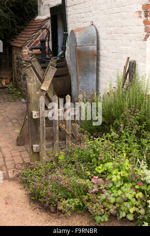 Royaume-uni, Angleterre, Worcestershire, Bromsgrove, peu d'Avoncroft Museum, Old toll house Malvern, cour arrière Banque D'Images