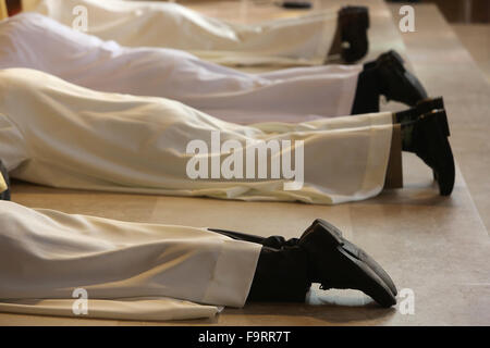 Ordinations en diacre de la cathédrale Sainte Geneviève, Nanterre, France. Banque D'Images