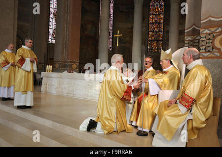 Ordinations en diacre de la cathédrale Sainte Geneviève, Nanterre, France. Banque D'Images