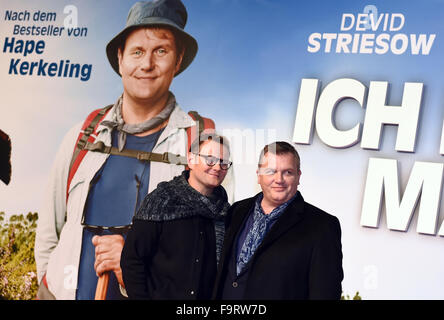 Berlin, Allemagne. 25Th Dec 2015. Devid Striesow acteur (L) et du comédien et auteur Hape Kerkeling arrivent pour la première mondiale du film "Ich bin dann mal weg" (lit. Je ne suis pas ici) au Cinestar cinéma de Berlin, Allemagne, 17 décembre 2015. Le film sera venu de cinémas allemands le 24 décembre 2015. Photo : Jens Kalaene/dpa/Alamy Live News Banque D'Images