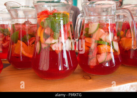 Verseuse verre de limonade et pimms verres verre fruits rafraîchissantes alcoolisées l'alcool de menthe fraîche cocktail long tall basé gin coc Banque D'Images