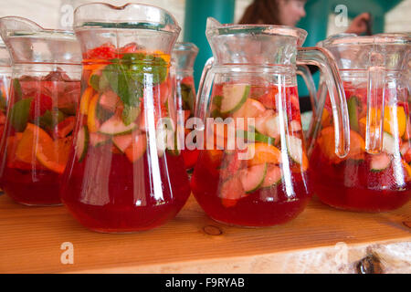 Verseuse verre de limonade et pimms verres verre fruits rafraîchissantes alcoolisées l'alcool de menthe fraîche cocktail long tall basé gin coc Banque D'Images