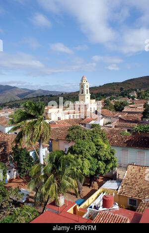 Les toits et l'église de Saint François, Trinidad, Cuba Banque D'Images