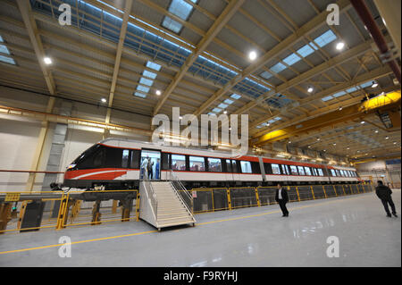 Hegang. Dec 18, 2015. Photos prises le 18 décembre 2015 montre une faible vitesse Maglev Train à Changsha, capitale de la province du Hunan en Chine centrale. Un sentier cours démarré sur les 18,5 kilomètres de long moyen-faible débit maglev ligne ferroviaire reliant Changsha Gare du Sud et la ville. L'aéroport de Huanghua © longtemps Hongtao/Xinhua/Alamy Live News Banque D'Images