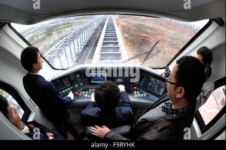 Hegang. Dec 18, 2015. Photos prises le 18 décembre 2015 montre la cabine d'un moyen-faible débit Maglev Train à Changsha, capitale de la province du Hunan en Chine centrale. Un sentier cours démarré sur les 18,5 kilomètres de long moyen-faible débit maglev ligne ferroviaire reliant Changsha Gare du Sud et la ville. L'aéroport de Huanghua © longtemps Hongtao/Xinhua/Alamy Live News Banque D'Images