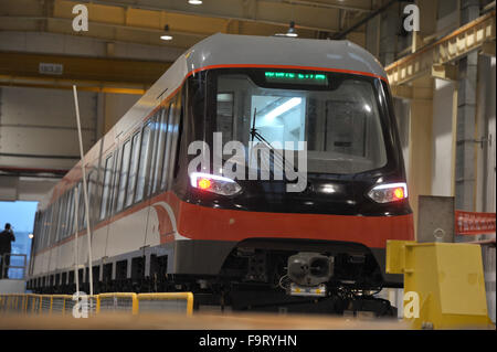 Hegang. Dec 18, 2015. Photos prises le 18 décembre 2015 montre une faible vitesse Maglev Train à Changsha, capitale de la province du Hunan en Chine centrale. Un sentier cours démarré sur les 18,5 kilomètres de long moyen-faible débit maglev ligne ferroviaire reliant Changsha Gare du Sud et la ville. L'aéroport de Huanghua © longtemps Hongtao/Xinhua/Alamy Live News Banque D'Images