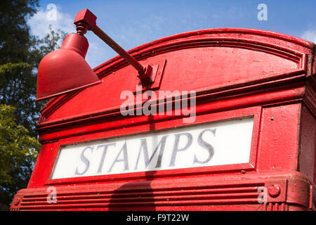 Royaume-uni, Angleterre, Worcestershire, Bromsgrove, Musée National d'Avoncroft, cabine téléphonique, timbres Collection signe de 1927 K4 phone box Banque D'Images