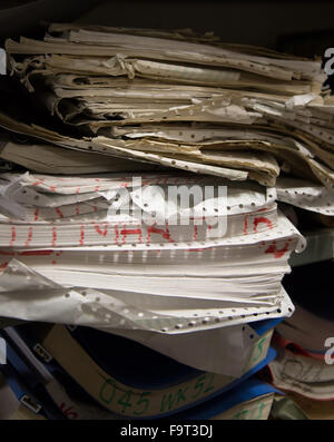 Pile de vieux papiers dans un bureau d'enregistrement Banque D'Images