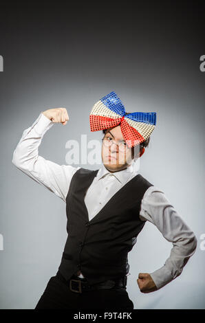 L'homme drôle avec nœud papillon géant Banque D'Images