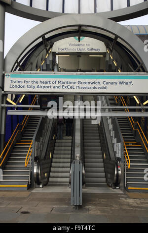 Entrée de la gare DLR à la porte de la tour, Londres Banque D'Images