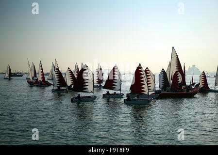 Doha, Qatar. Au 18 décembre, 2015. Des milliers de personnes se sont rassemblées le long du front de mer de Doha pour célébrer la Fête nationale du Qatar Banque D'Images