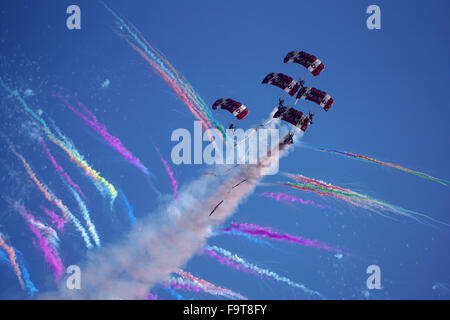 Doha, Qatar. Au 18 décembre, 2015. Des milliers de personnes se sont rassemblées le long du front de mer de Doha pour célébrer la Fête nationale du Qatar Banque D'Images