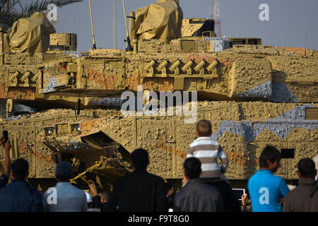 Doha, Qatar. Au 18 décembre, 2015. Des milliers de personnes se sont rassemblées le long du front de mer de Doha pour célébrer la Fête nationale du Qatar Banque D'Images