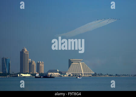 Doha, Qatar. Au 18 décembre, 2015. Des milliers de personnes se sont rassemblées le long du front de mer de Doha pour célébrer la Fête nationale du Qatar Banque D'Images