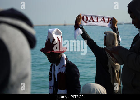 Doha, Qatar. Au 18 décembre, 2015. Des milliers de personnes se sont rassemblées le long du front de mer de Doha pour célébrer la Fête nationale du Qatar Banque D'Images