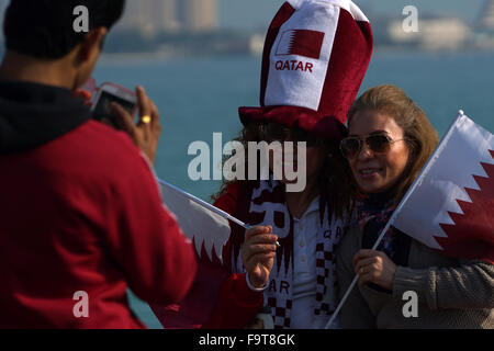 Doha, Qatar. Au 18 décembre, 2015. Des milliers de personnes se sont rassemblées le long du front de mer de Doha pour célébrer la Fête nationale du Qatar Banque D'Images