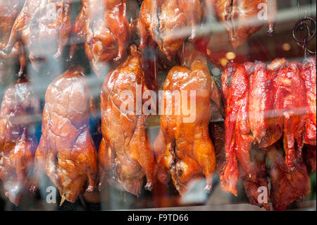 Style Chinois pendaison de canard cuite fenêtre intérieur Banque D'Images