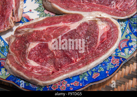 Grand Cru rouge steak de viande sur une plaque Banque D'Images